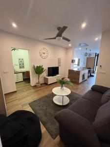 una sala de estar con un sofá y una mesa en Loft Miramar, en Fuengirola