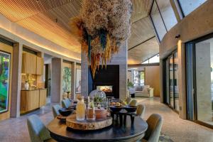 comedor con mesa y chimenea en Future Found Sanctuary by NEWMARK, en Ciudad del Cabo