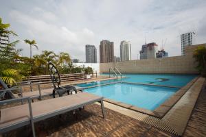 a large swimming pool with a city skyline in the background at 2bedrooms3baths Bkk Downtown Near Asoke Btsmrt in Makkasan