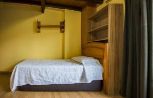 Dormitorio pequeño con cama y estante de libros en Cerca del puerto deportivo y de la playa, en Cangas de Morrazo