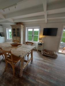 - un salon avec une table et des chaises en bois dans l'établissement Casa Nieuwendamme, à Nieuport