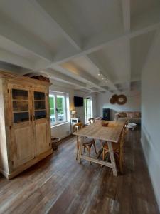 een woonkamer met een houten tafel en een bank bij Casa Nieuwendamme in Nieuwpoort