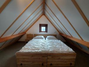 Un dormitorio con una cama en un ático en Casa Nieuwendamme, en Nieuwpoort 11 fotos más