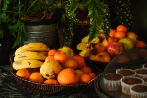 dos cestas de fruta sentadas en una mesa en Pousada Dunasol Floripa, en Florianópolis