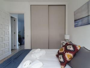 una camera da letto con un letto con due cuscini sopra di Cozy and intimate bungalow in Puerto de la Cruz a Puerto de la Cruz