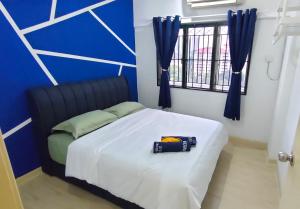 Un dormitorio con una cama blanca con paredes azules y una ventana en Cozzzzy Two Next to Axiata Arena, Bukit Jalil en Kuala Lumpur