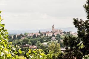 une ville sur une colline avec une église au loin dans l'établissement B&B HOTEL Lyon Nord 4 étoiles, à Dardilly