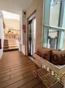 A seating area at Suite Deluxe Face Mer Apart Malaga