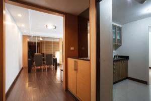 um corredor com uma cozinha e uma sala de jantar em 3A-2 Bedrooms Ensuite3 Baths Downtown Bangkok em Bangkok