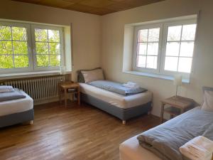 Zimmer mit 2 Betten und 2 Fenstern in der Unterkunft The Gantry in Drees
