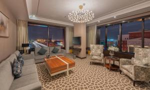 - un salon avec un canapé et une table dans l'établissement Nivel Hotel, à Khamis Mushait