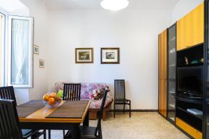 uma sala de estar com uma mesa e um sofá em Casa la Fortezza em Porto Santo Stefano