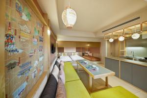een woonkamer met een bank en een muur bij OMO5 Kyoto Gion by Hoshino Resorts in Kyoto