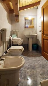 フォルノ・ディ・ゾルドにあるLa Slodaのバスルーム(トイレ2つ、シンク付)