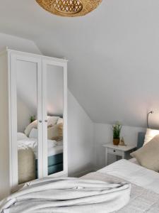 a bedroom with a mirror and a bed at Grachtensteern in Greetsiel