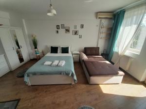 1 dormitorio con 1 cama y 1 sofá en Complex Garsoniere FUNDENI, en Bucarest