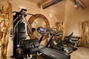 un gimnasio con varias bicicletas estáticas en una habitación en Leon's Place Hotel In Rome, en Roma