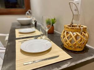 a table with a plate and a basket on a counter at Pousada Recanto Nalu - Quarto à Vista in Pipa