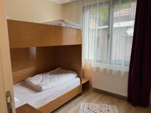 Etagenbett in einem Zimmer mit Fenster in der Unterkunft Karadeniz Apart Otel in Uzungöl