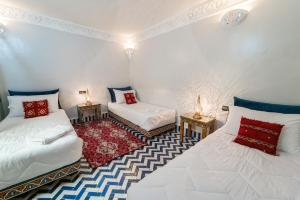 Postel nebo postele na pokoji v ubytování Riad Taj Salma