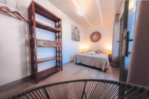 una habitación con una cama y una escalera en ella en Studio CASSIA en RDJ proche lagon de l'Ermitage, en Saint-Gilles-les-Bains