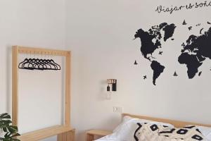 un mapa mundial fijado en la pared de un dormitorio en Limerencia: tu hogar en este blanco pueblo, en Frigiliana