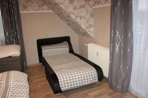 una piccola camera con un letto in una stanza di Diamanthaus 2 Koblenz a Coblenza