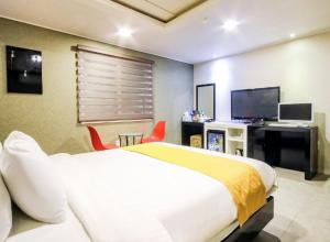 TV a/nebo společenská místnost v ubytování Opera Motel + 19 fotografií