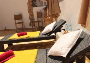un patio con una mesa y sillas con sombrillas en Riad de charme l'Oasis d'Essaouira - Chambre Luxe, en Essaouira