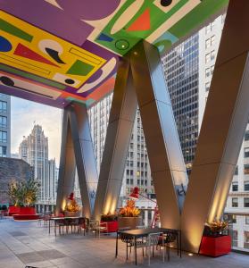 vistas a un edificio con mesas y sillas en citizenM Chicago Downtown, en Chicago