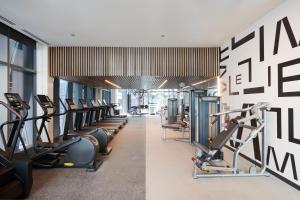 citizenM Chicago Downtown的健身中心和/或健身设施