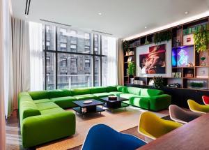 citizenM Chicago Downtown的休息区