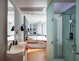 芝加哥citizenM Chicago Downtown的带水槽的浴室和带床的卧室