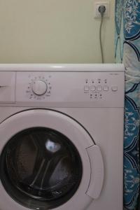 een witte wasmachine in een kamer bij Plateia sea view loft in Samos