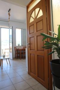 eine Tür, die in ein Wohnzimmer mit einem Tisch führt in der Unterkunft Plateia sea view loft in Samos