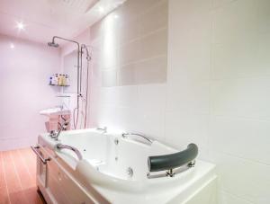 Koupelna v ubytování Opera Motel