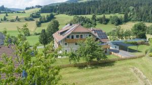 une vue aérienne sur une maison dans un champ dans l'établissement Apartment Eden Großbichl, 