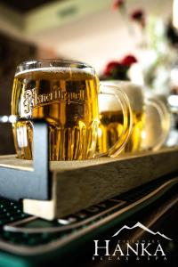 ein Glas Bier steht auf einem Tisch in der Unterkunft Hanka Relax & Spa in Duszniki-Zdrój