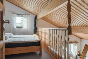 ein Schlafzimmer mit einem Bett und einer Holzdecke in der Unterkunft Mysig stuga i Sälen nära Hundfjället med bastu in Sälen