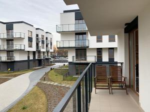 - un balcon dans un immeuble avec 2 chaises dans l'établissement Komfortowy apartament z parkingiem, à Wrocław