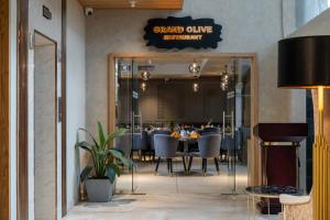 jadalnia ze stołem i krzesłami oraz restauracja w obiekcie Lazdana Hotel Bangalore w mieście Bengaluru