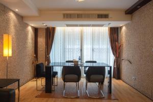 Sha2bedrooms Ensuite3baths Bangkok Downtown Mrt في بانكوك: غرفة طعام مع طاولة وكراسي زجاجية