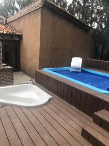 eine Badewanne auf einer Terrasse neben einem Pool in der Unterkunft Increíble Loft Completo en Val'Quirico in Santeagueda