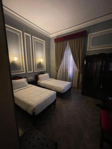 Ένα ή περισσότερα κρεβάτια σε δωμάτιο στο Cosmopolitan hotel