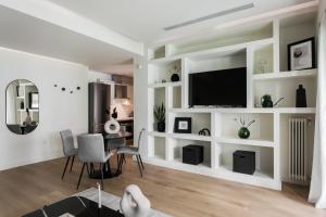TV a/nebo společenská místnost v ubytování Striking Apartments in Kolonaki by UPSTREET