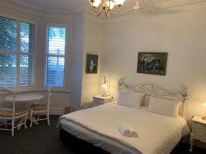 1 dormitorio con 1 cama con 2 zapatillas en Accommodation in Fremantle, en Fremantle
