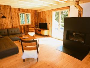 - un salon avec un canapé et une cheminée dans l'établissement Chalet Samoëns, 4 pièces, 6 personnes - FR-1-624-5, à Samoëns