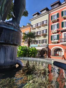 uma fonte em frente a um edifício em City Zimmer - Appartement Dina Mariner em Lienz