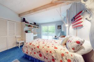 sypialnia z dużym łóżkiem i oknem w obiekcie Hoot Owl Hollow w mieście Jacksonville