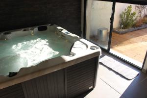 Zdjęcie z galerii obiektu Maison avec piscine, jacuzzi et sauna privatifs - Mas de Nebbas w Aix-en-Provence